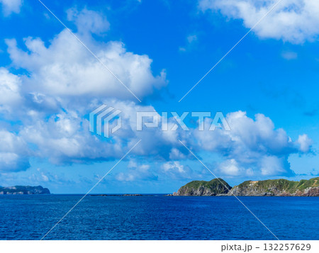 伊豆七島を結ぶ爽やかな船旅の景色　地内島と式根島 132257629