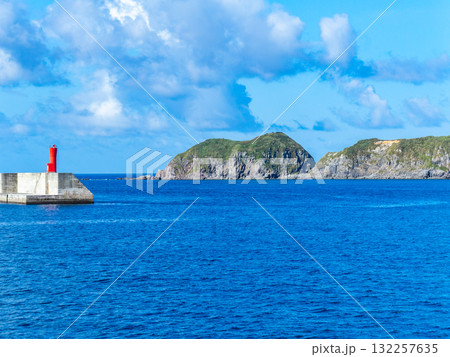 伊豆七島を結ぶ爽やかな船旅の景色　地内島と赤い灯台 132257635