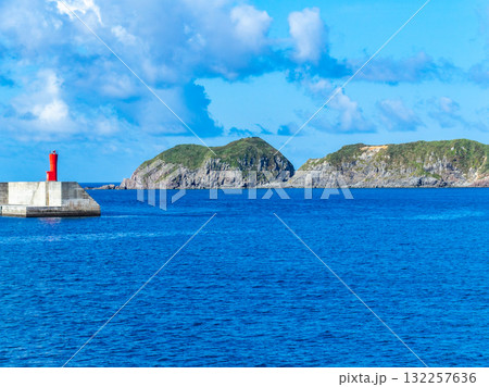 伊豆七島を結ぶ爽やかな船旅の景色　地内島と赤い灯台 132257636