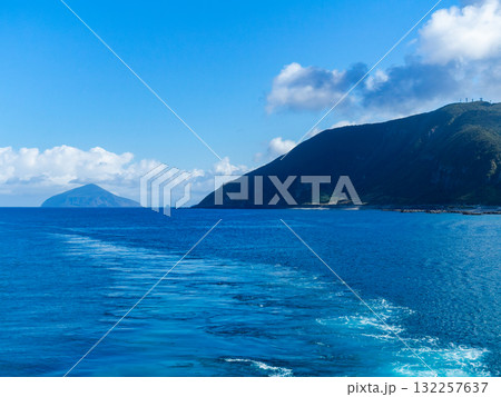 伊豆七島を結ぶ爽やかな船旅の景色 利島と新島 伊豆七島を結ぶ爽やかな船旅の景色 利島と新島 132257637