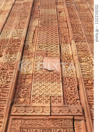 Stone carving on Qutub Minar, Delhi, India Stone carving on Qutub Minar, Delhi, India 132258202