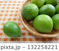 秋から冬に収穫する柑橘！カゴに入れたライムをオレンジと白のチェックのバックで撮影した写真 132258221