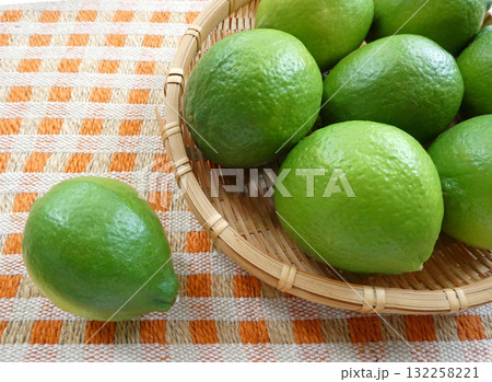 秋から冬に収穫する柑橘!カゴに入れたライムをオレンジと白のチェックのバックで撮影した写真 秋から冬に収穫する柑橘!カゴに入れたライムをオレンジと白のチェックのバックで撮影した写真 132258221