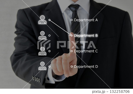 人員配置を行うビジネスマンのイメージ画像 132258706