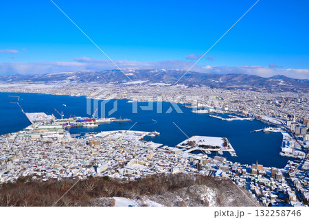 冬　函館市　函館港　眺望　函館山より 132258746