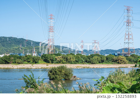 淀川沿いの鉄塔のある風景　大阪府高槻市 132258893