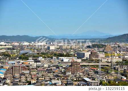 《愛知県》小牧山城からの展望 小牧市、犬山市、御岳山方面 《愛知県》小牧山城からの展望 小牧市、犬山市、御岳山方面 132259115