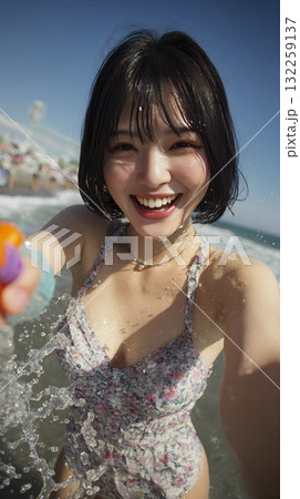 海で水遊びをする女性 132259137