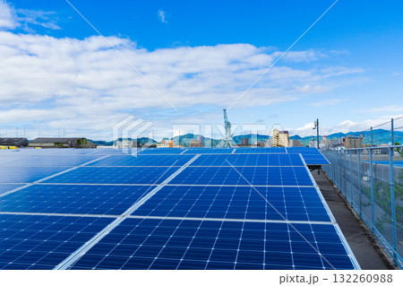 神戸市　港湾地区に設置された太陽光発電パネル 132260988