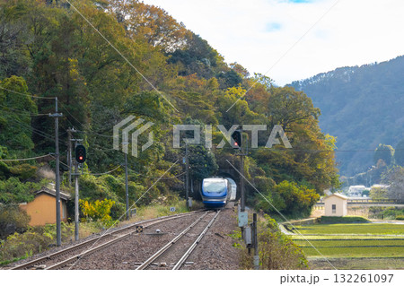 智頭急行 トンネルを抜け晩秋の平福駅に入線する倉吉駅行きスーパーはくと7号1 兵庫県佐用郡佐用町 智頭急行 トンネルを抜け晩秋の平福駅に入線する倉吉駅行きスーパーはくと7号1 兵庫県佐用郡佐用町 132261097