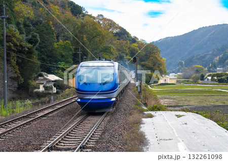智頭急行　トンネルを抜け晩秋の平福駅に入線する倉吉駅行きスーパーはくと7号2　兵庫県佐用郡佐用町 132261098