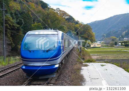 智頭急行　トンネルを抜け晩秋の平福駅に入線する倉吉駅行きスーパーはくと7号4　兵庫県佐用郡佐用町 132261100