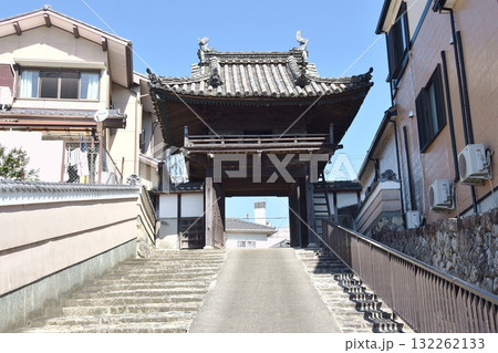 亀山市の旧東海道沿いにある遍照寺 132262133