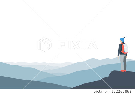 山頂から稜線を眺める登山者 132262862
