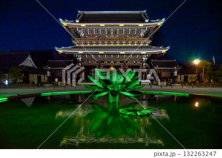 ライトアップされた夜の東本願寺 ライトアップされた夜の東本願寺 132263247