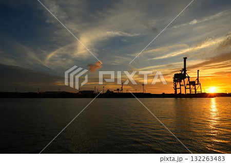 新潟東港　コンテナターミナルの夕景（新潟県） 132263483