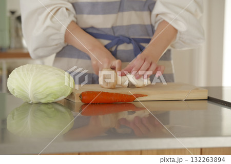 キッチンで料理をする若い女性 キッチンで料理をする若い女性 132263894
