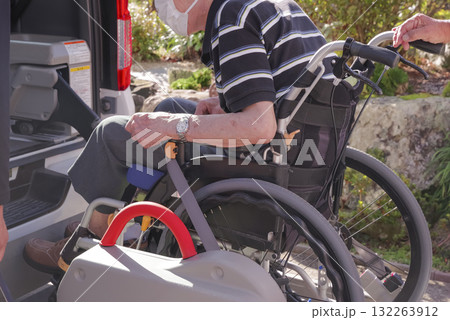 車椅子の高齢男性と福祉車両の介護スタッフ 車椅子の高齢男性と福祉車両の介護スタッフ 132263912