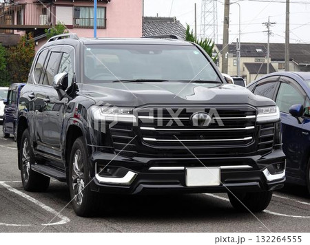 駐車場に並ぶ乗用車(トヨタ・ランドクルーザー300系) 駐車場に並ぶ乗用車(トヨタ・ランドクルーザー300系) 132264555