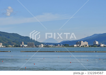 富士山と諏訪湖　　長野県下諏訪町 132264567