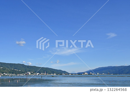 富士山と諏訪湖 長野県下諏訪町 富士山と諏訪湖 長野県下諏訪町 132264568