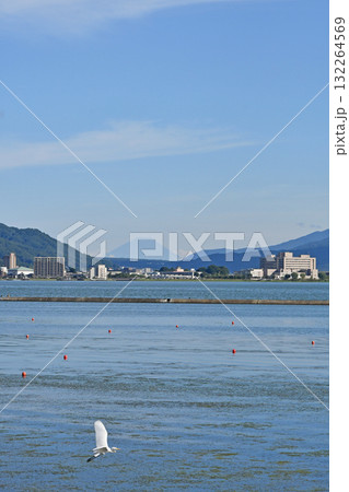 富士山と諏訪湖　　長野県下諏訪町 132264569