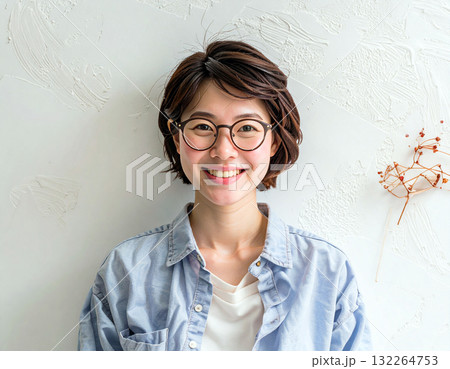 ナチュラルな笑顔の女性ポートレート(メガネ)_3 132264753