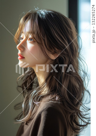 グラデーションカラー ロングヘア 横顔 レイヤーカット 女性 132265274