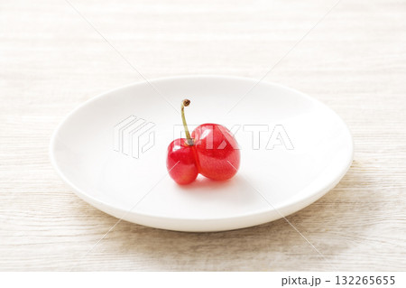 お皿に盛ったさくらんぼ　佐藤錦　双子果　さくらんぼの王様　赤い宝石 132265655