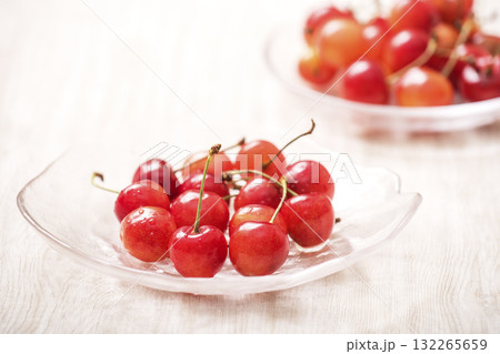 お皿に盛ったさくらんぼ　佐藤錦　さくらんぼの王様　赤い宝石 132265659