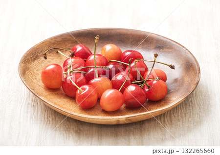 お皿に盛ったさくらんぼ　佐藤錦　さくらんぼの王様　赤い宝石 132265660