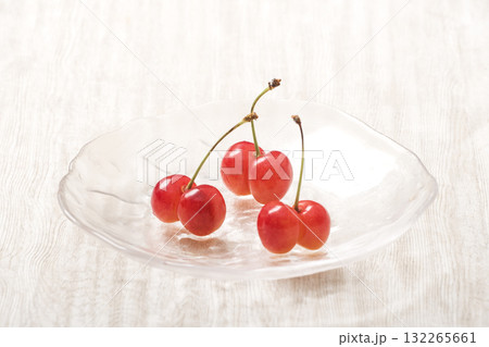 お皿に盛ったさくらんぼ　佐藤錦　双子果　さくらんぼの王様　赤い宝石 132265661