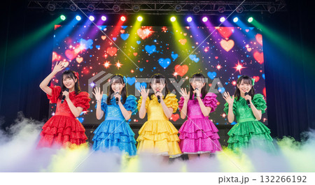 ステージ中央に5人の日本人アイドルが並ぶ 132266192