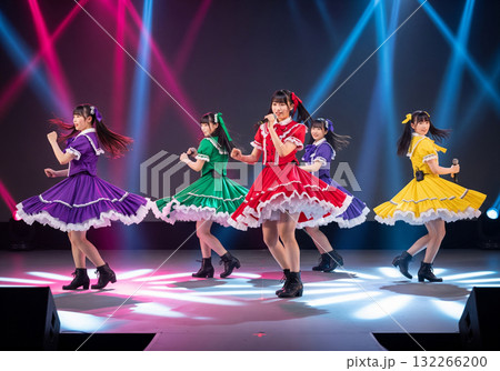 ステージ中央に5人の日本人アイドルが並ぶ 132266200