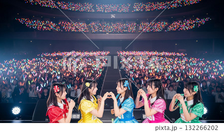ステージ中央に5人の日本人アイドルが並ぶ ステージ中央に5人の日本人アイドルが並ぶ 132266202
