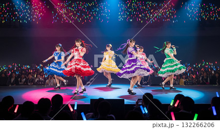 ステージ中央に6人の日本人アイドルが並ぶ 132266206