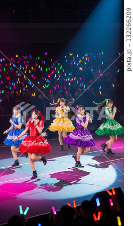 ステージ中央に5人の日本人アイドルが並ぶ 132266209