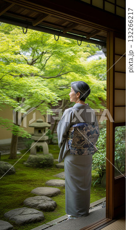 着物姿の日本人女性　縁側から庭園を眺める　青紅葉 132266217