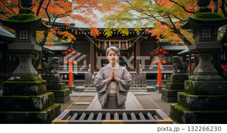 着物姿の日本人女性　神社へお参りに行く 132266230
