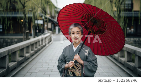 着物姿の高齢の日本人女性　京都の風情ある街並み 132266246