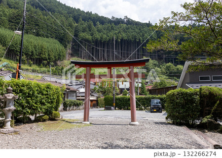 奈良県/天河大弁財天の役行者堂前の赤い鳥居(2025年8月28日撮影) 奈良県/天河大弁財天の役行者堂前の赤い鳥居(2025年8月28日撮影) 132266274