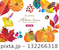 秋の紅葉した落ち葉や木の実と、収穫したカボチャでデザインした囲みフレーム。 132266318