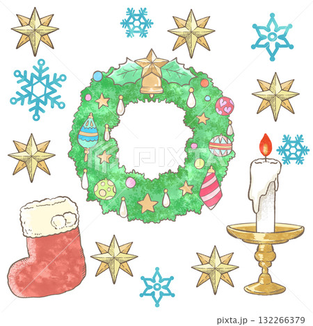 アンティーク風クリスマス雑貨セット　靴下とリースとキャンドルの水彩イラスト（白背景） 132266379