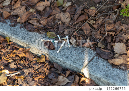 公園に捨てられているたばこの吸い殻　落ち葉と白い煙草のポイ捨ての素材写真 132266753