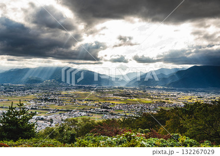 高台から眺める秋の松本盆地　 132267029