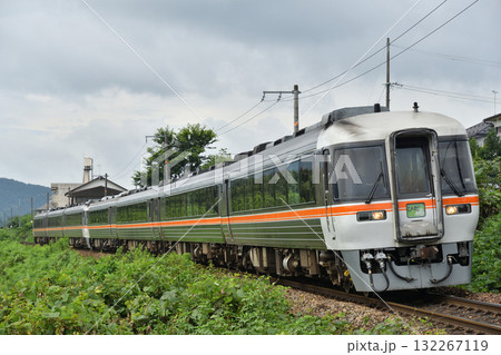 高山本線を走行するキハ85系特急ひだ貫通型 132267119