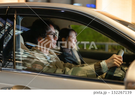 車に乗る男女 132267139