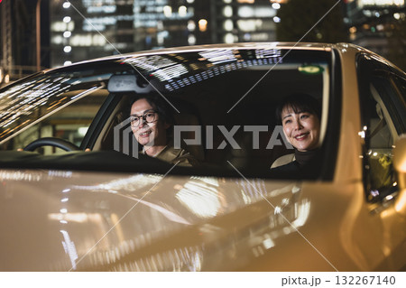 車に乗る男女 132267140