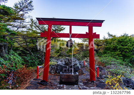 【山梨県】富士山 奥庭の赤鳥居と天狗岩 【山梨県】富士山 奥庭の赤鳥居と天狗岩 132267796