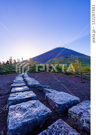【山梨県】富士山　奥庭遊歩道から見る日の出 132267881